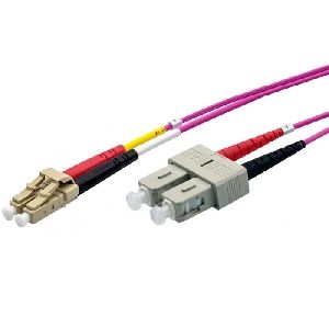 Ekivalan COZOM4DCLC2SE0010A Ekivalan LWL Duplex Patchkabel OM4, 50/125 µm, LC/SC, erikaviolett, 1,0 m