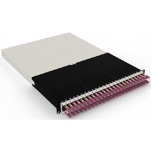 Patchbox PONE30OM411 patchbox.one/30RU/OM4 (1,8 m) mit 24 Kassetten, LWL OM4, LC-LC, Kabel erikaviolett