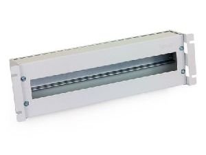 Triton RAC-JL-X02-A1 Triton 19"-Schutzschalterleiste 3 HE mit Abdeckung, mit Hutschiene, lichtgrau RAL 7035